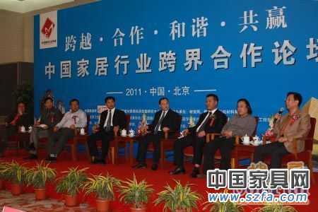 “中國家居行業(yè)跨界合作論壇”：資深房地產(chǎn)專家張有卓；中國建筑裝飾集團(tuán)設(shè)計(jì)研究院總設(shè)計(jì)師張靜；清尚博尼工程設(shè)計(jì)（北京）有限公司總經(jīng)理陳現(xiàn)培；北京何鎮(zhèn)強(qiáng)裝飾有限公司設(shè)計(jì)總監(jiān)何山；廣東鷹牌陶瓷集團(tuán)公司總裁林偉；廣東金意陶陶瓷有限公司董事長何乾；唐山惠達(dá)陶瓷集團(tuán)總裁助理藺志杰；北京集美家居建材有限公司總裁趙建國。
