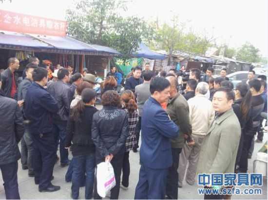 現(xiàn)場消費(fèi)者接受記者采訪 現(xiàn)場消費(fèi)者接受記者采訪