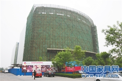 正在建設(shè)中的愛琴海購物中心，位于朝陽區(qū)七圣中街12號(hào)，太陽宮百盛購物中心旁。實(shí)習(xí)生 翟超