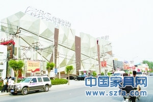 飾界風以專業(yè)飾品賣場的形象獨立于十里河東段，銀灰色的裝修讓其很不醒目，位置欠佳、定位失策是其敗北的重要因素。