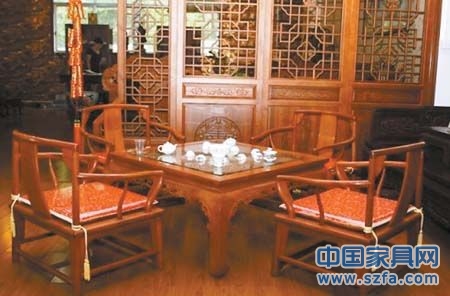 屏風(fēng)、瓷器、奇石等配以紅木家具更顯濃郁中國風(fēng)