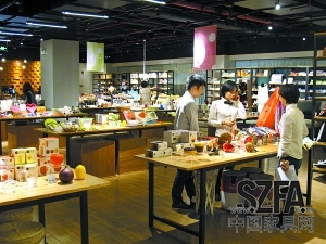 進駐大型購物商場的家品店，人流也比平時多了不少。