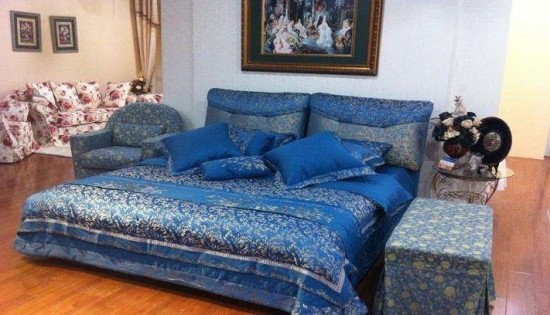 長春市皇家馬車家具有限公司主要對產品的購銷和研發(fā)，近年來公司為廣大客戶提供了高效，高質，放心省心，舒心的優(yōu)質服務的產品保障。 公司為長春眾多家庭服務了沙發(fā)專業(yè)定制，軟床量尺定做、單雙人床、沙發(fā)床、上下床 等業(yè)務，得到了廣大顧客的信賴和認可。  質量管理：嚴格把控每一道制造工序，對原材料、布和海綿的供應商要求其提供環(huán)境保護標準證書。產品干燥速度及防蟲處理都經過嚴格測試。類似無紡布這樣的細節(jié)也符合嗅覺環(huán)保標準。公司承諾：我們的產品將帶給您舒適、健康的生活享受。  我們的優(yōu)勢： 1、多年的歐式法式家具設計生產經驗  2、公司追求長期穩(wěn)定的業(yè)務合作關系  3、公司位置良好，物流運輸便利  4、實體工廠直接供貨，減少貿易環(huán)節(jié)成本  5、產品顏色及尺寸可根據(jù)客戶需要更改  6、客戶遍布國內各大城市  7、產品出廠到運輸，全程提供質量保證  8、零售業(yè)務具有巨大的數(shù)量優(yōu)勢