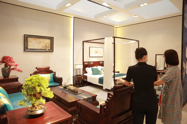 美聯(lián)紅木展館現(xiàn)場，經(jīng)銷商現(xiàn)場咨詢加盟